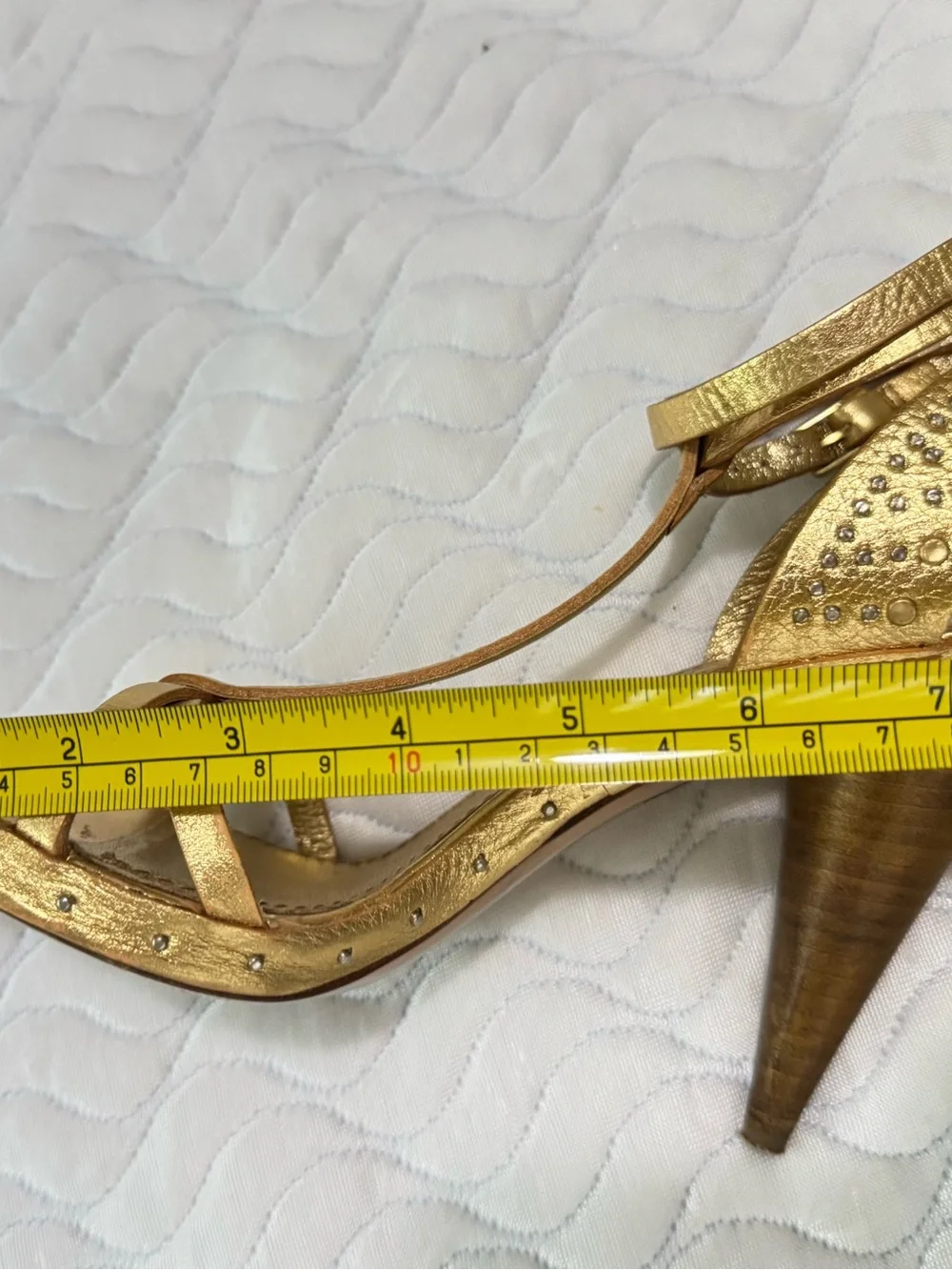 Burberry Hans 110 Runway Gold Leather T-Strap Sandals Heels EU 35